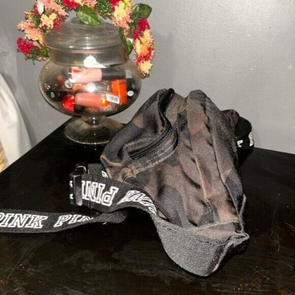 Victorias Secret Pink Camo Fanny Pack - Picture 3 of 5